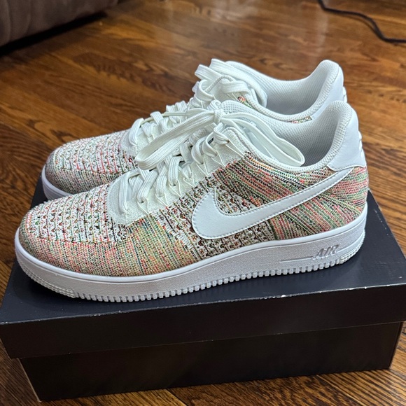 Nike Air Force 1 Ultra Flyknit Low Shoes - Picture 4 of 8